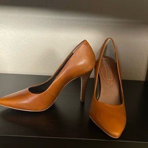 Banana republic brown/ camel pumps size 5 nwt